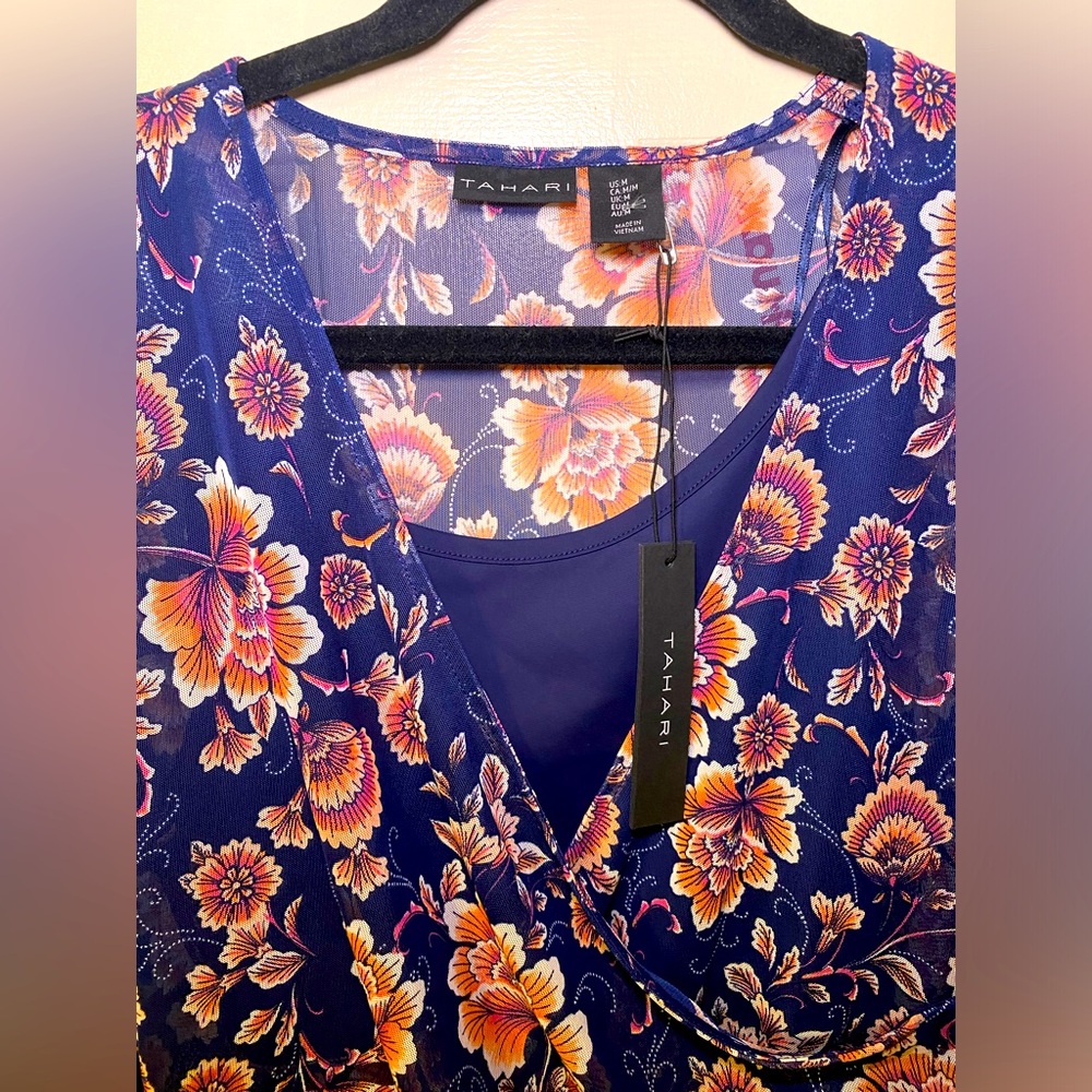 Tahari Beautiful Floral Design Blouse,‎ M
